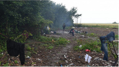 Un campement de migrants, à Coquelles, près de Calais. Les exilés qui y vivent n'ont pas accès aux distributions de nourriture de la Vie active, association mandatée par l'Etat. Crédit : Mehdi Chebil pour InfoMigrants.