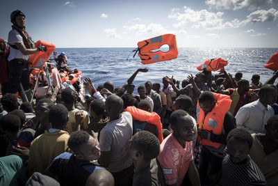 Photographie : Sauvetage par SOS Méditerranée dans les eaux internationales au large de la Libye, octobre 2017. © Anthony Jean