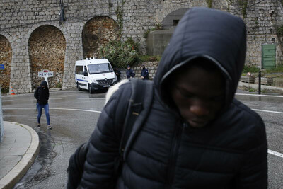 En mai 2018, à quelques mètres de Menton, Oscar, un migrant ayant passé la nuit dans les locaux de la police aux frontières, retourne en Italie à pied à la suite d'un refus d'entrée sur le territoire français. (Laurent Carré/pour Libération)