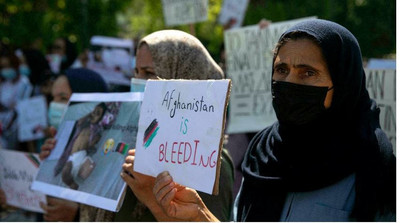 Manifestation de soutien organisée par des réfugiés afghans déjà présents en Grèce, le 28 août 2021 à Athènes. Crédit : AP