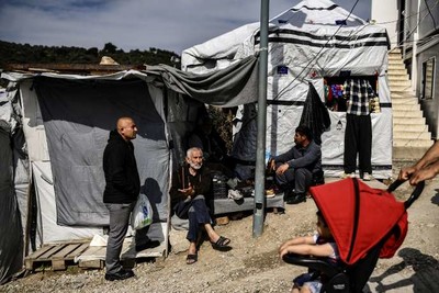 « L’oliveraie », le long du camp de Moria, sur l’île de Lesbos, en mars. ARIS MESSINIS / AFP