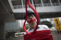 Des manifestants dénoncent des enlèvements, à Hongkong, le 10 janvier 2016. JEROME FAVRE / EPA