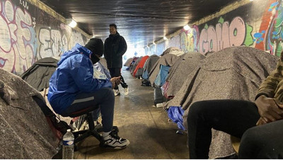 Une centaine de mineurs étrangers vivent dans un tunnel, dans le nord de Paris. Crédit : InfoMigrants