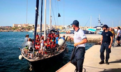 Alex, un voilier affrété par le collectif Mediterranea, accoste malgré l’interdiction annoncée par Salvini, à Lampedusa, en Sicile, le 6 juillet. ELIO DESIDERIO / AP