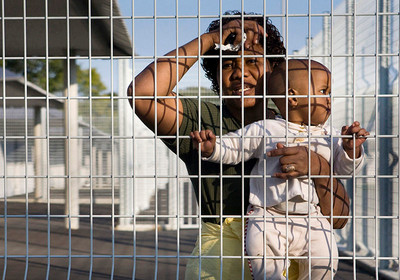 Une femme et son enfant enfermés au CRA de Rennes, septembre 2008. © François Lepage