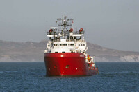 Le navire « Ocean Viking », affrété par l’ONG SOS Méditerranée, au large de l’Italie, le 6 juillet 2020. FABIO PEONIA / AP