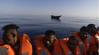 Des migrants secourus en mer par l'ONG SOS Méditerranée, le 27 août 2022. Crédit : AP / Jeremias Gonzalez