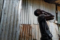 Un mineur dans le bidonville de Kawéni sur l'île de Mayotte, en novembre 2022. © Photo David Lemor / Abaca