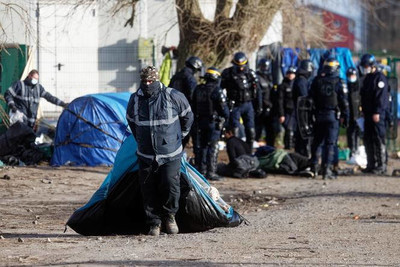 Évacuation d’un camp de migrants dimanche 2 janvier 2022, rue du Beau-Marais à Calais. Des membres des forces de l’ordre et des migrants avaient été blessés lors d’affrontements à cet endroit trois jours auparavant. JOHAN BEN AZZOUZ / PHOTOPQR/VOIX DU NORD/MAXPPP