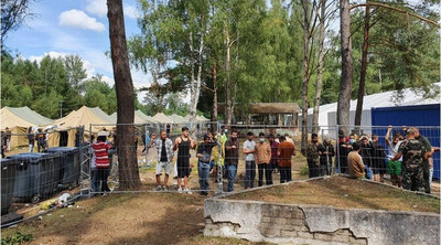 Plus de 300 hommes, majoritairement irakiens, se trouvaient cet été dans le camp de Rudninkai, en Lituanie. Crédit : InfoMigrants