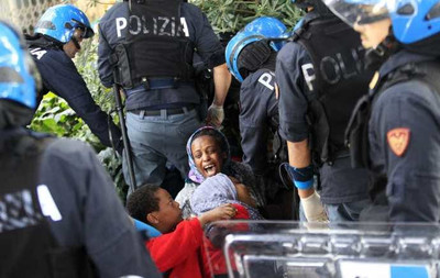 Illustration – Opération d’expulsion d’une famille de migrants par la police dans la ville de Vintimille, située à la frontière franco-italienne, du côté italien. JEAN CHRISTOPHE MAGNENET / AFP / 16 juin 2015
