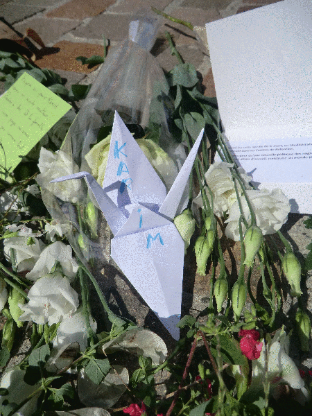 Des poèmes, et même de petites grues de papier, symboles de paix.