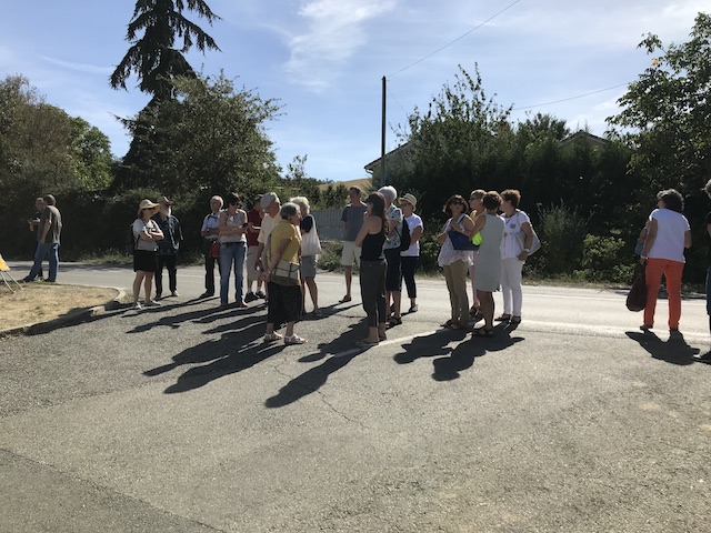 Des personnes venues rendre hommage à Karim