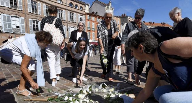 Les personnes ont déposé des fleurs blanches au milieu de la place St Etienne. - Photo: La dépêche