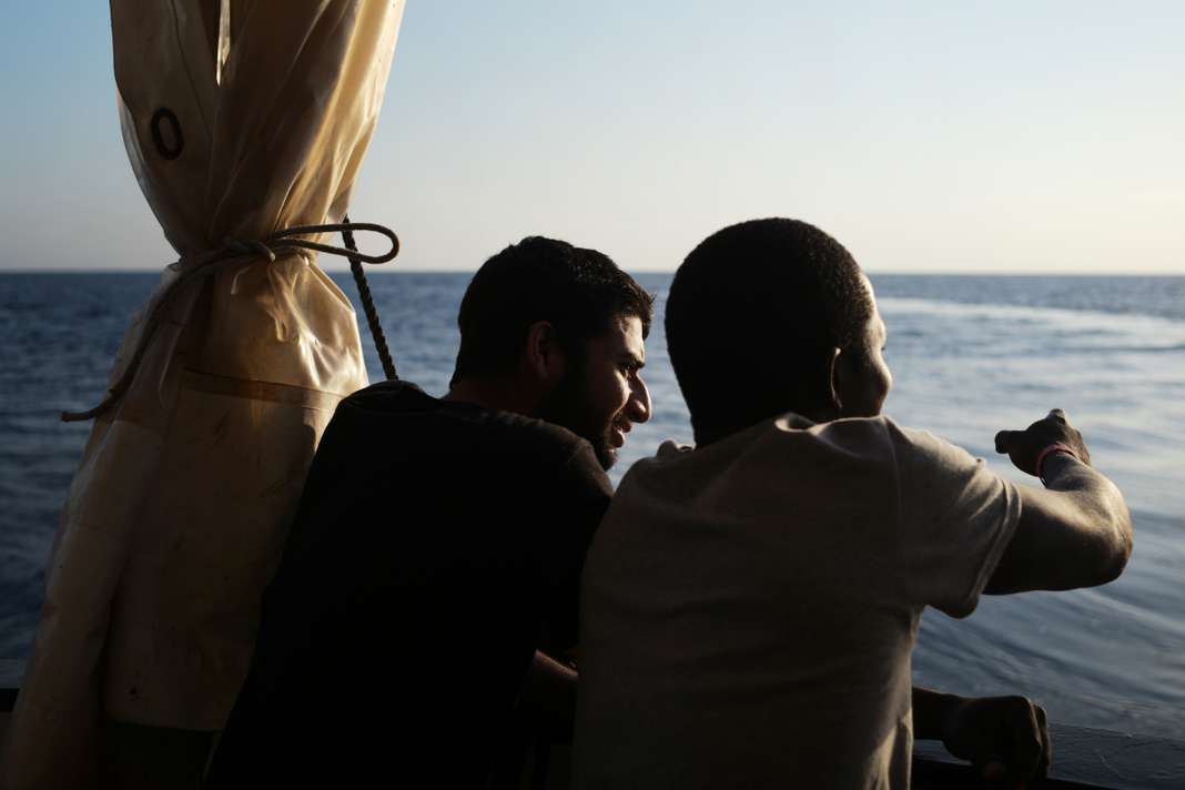 Sur le pont arrière de l’Aquarius, le 21 septembre : la veille, ces deux migrants se trouvaient à bord d’une petite embarcation, à 28 milles nautiques de la Libye, lorsque l’équipage de l’Aquarius leur est venu en aide. SAMUEL GRATACAP POUR LE MONDE Sur le pont arrière de l’Aquarius, le 21 septembre : la veille, ces deux migrants se trouvaient à bord d’une petite embarcation, à 28 milles nautiques de la Libye, lorsque l’équipage de l’Aquarius leur est venu en aide. SAMUEL GRATACAP POUR LE MONDE