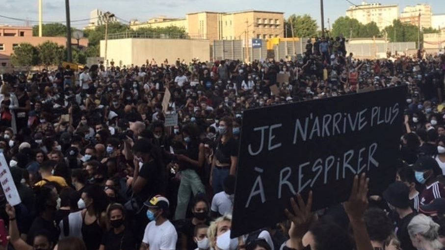 Mobilisation devant la Mairie de Toulouse 2 000 manifestants scandent que le racisme tue aussi en France