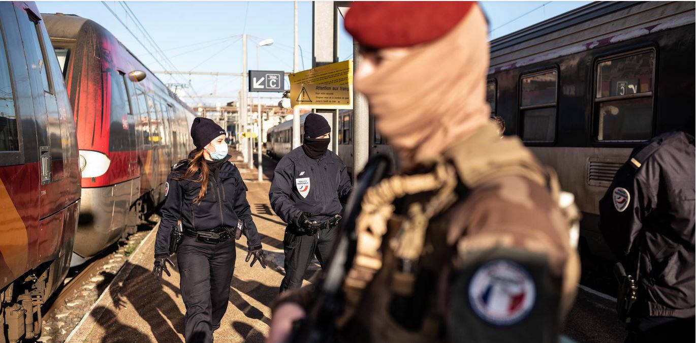 A la frontiere entre la France et lEspagne 3