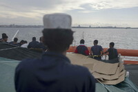 Des migrants au large de l'Italie à bord de l'Océan Viking, un navire humanitaire en Méditerranée, le 4 septembre. (Jeremias Gonzalez/AP)