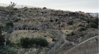 Des centaines de migrants se massent derrière les clôtures de Melilla depuis le Maroc (photo d'archive). Crédit : InfoMigrants