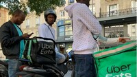 Des livreurs Uber Eats qui ne peuvent plus travailler se rassemblent sur la place de Clichy, dans le 18ème arrondissement de Paris, mercredi 14 septembre. Crédit : InfoMigrants