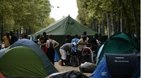 Des migrants évacués d'un camp à Toulouse par des CRS, le 29 août 2022. (VALENTINE CHAPUIS / AFP)